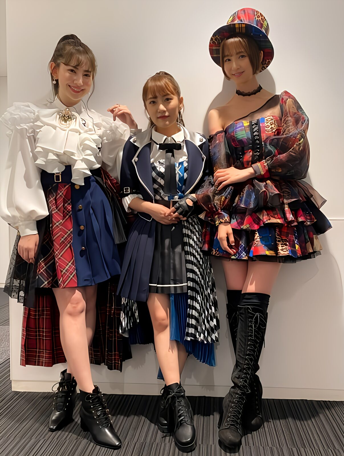 ３人の女性が立っている