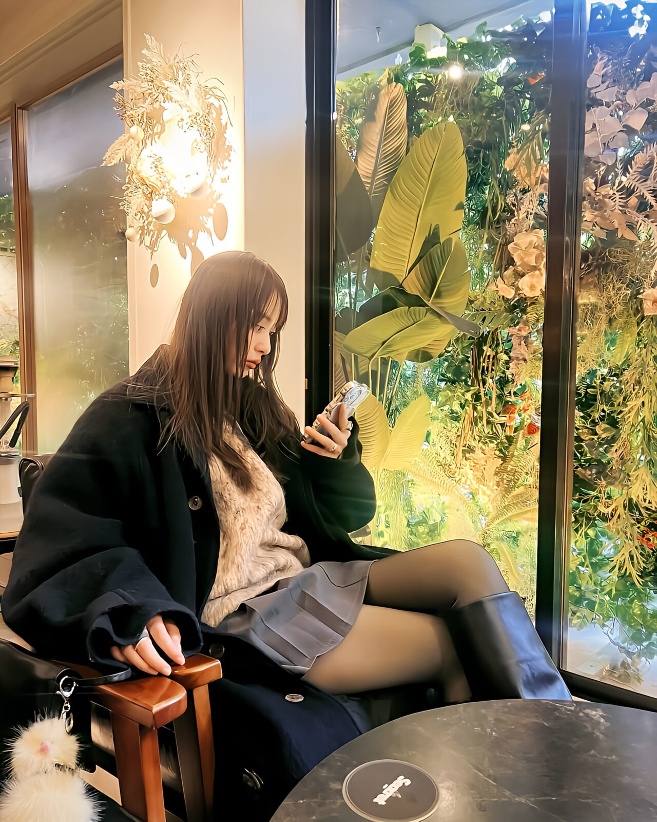 座っている女性