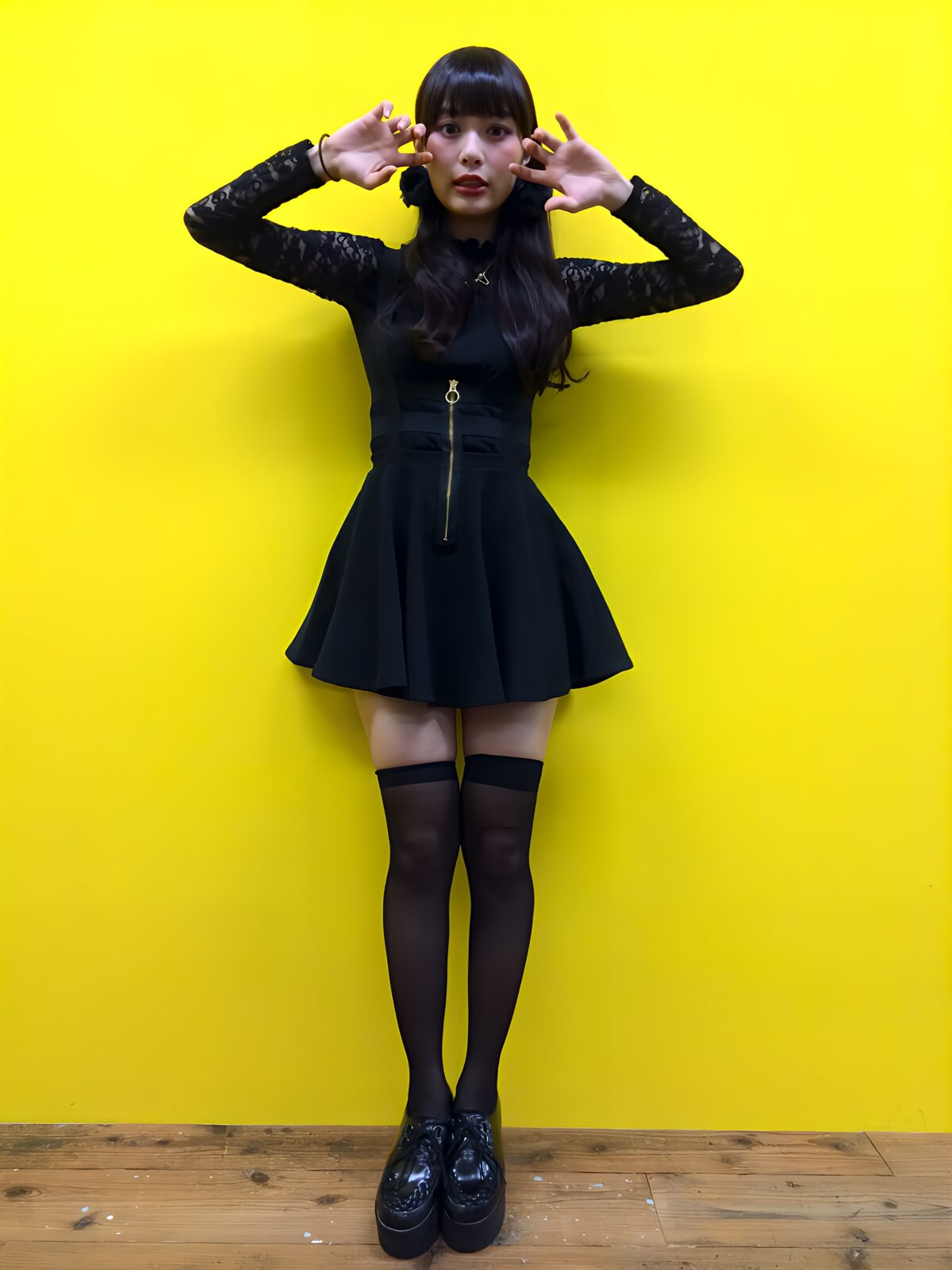 ニーハイソックスを履いた女性が立っている