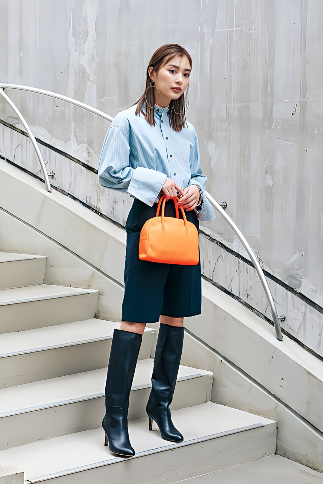 ロングブーツを履いた女性が立っている