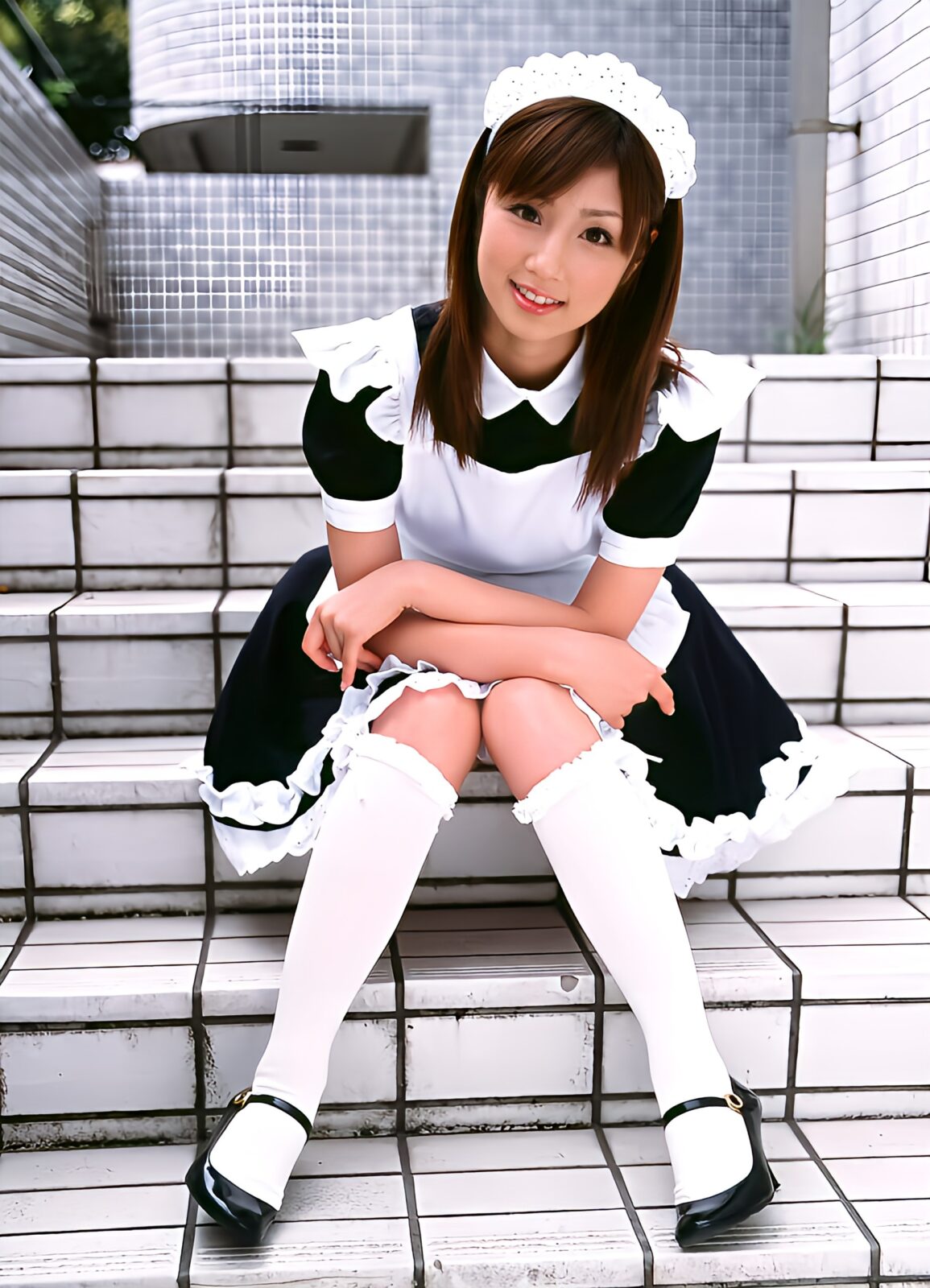 座っている女性