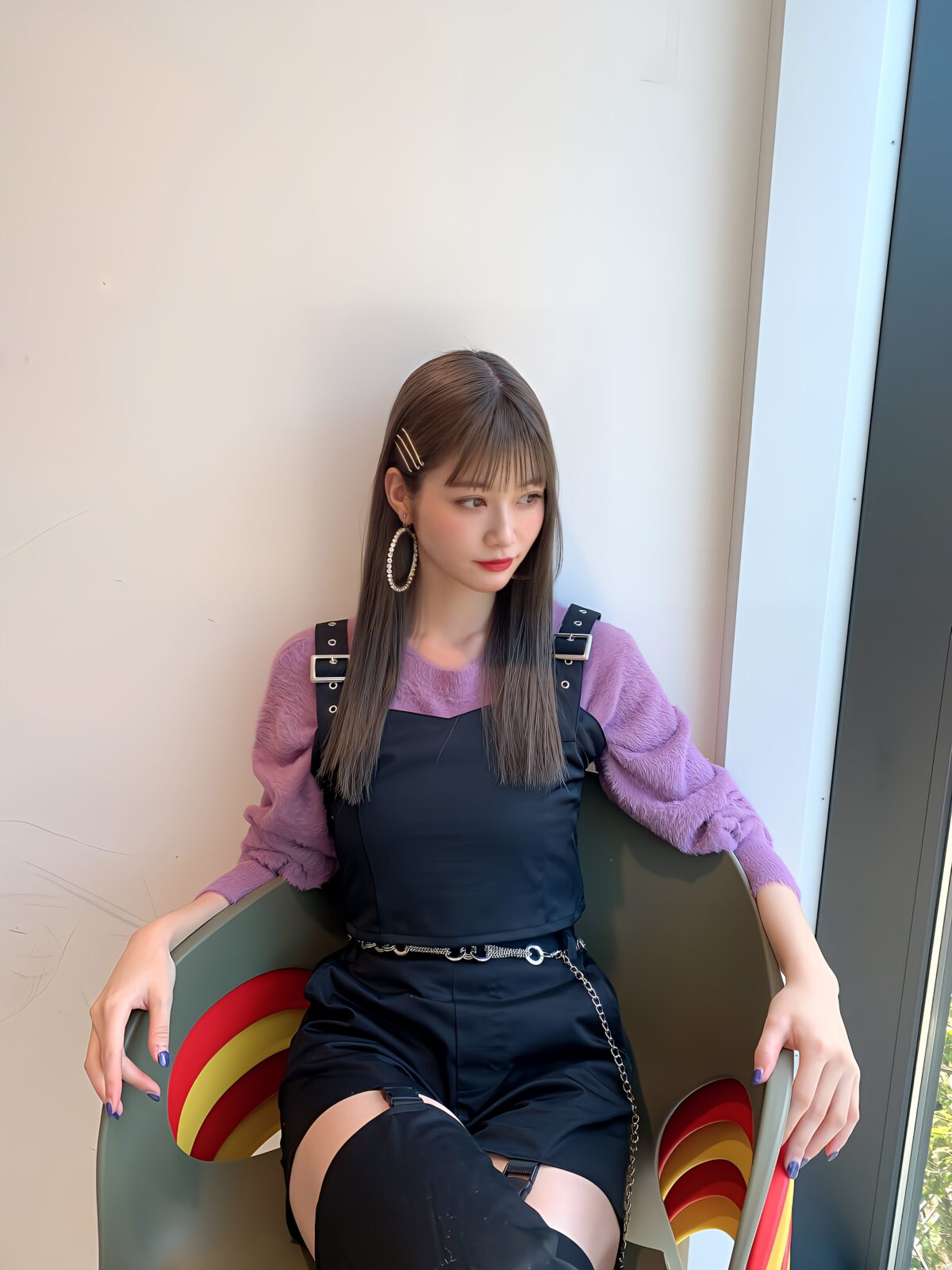 女性が座っている