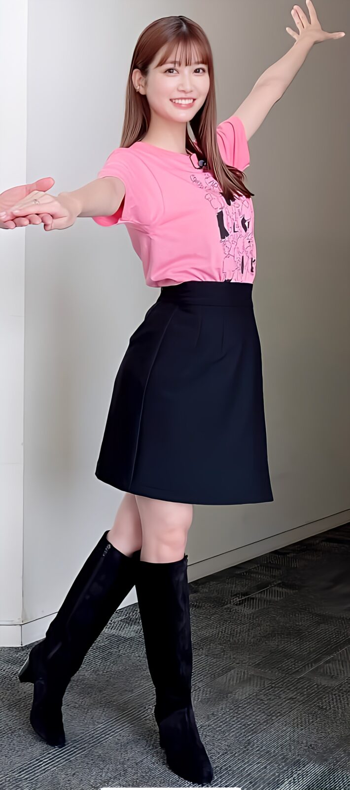 ロングブーツを履いた女性が立っている