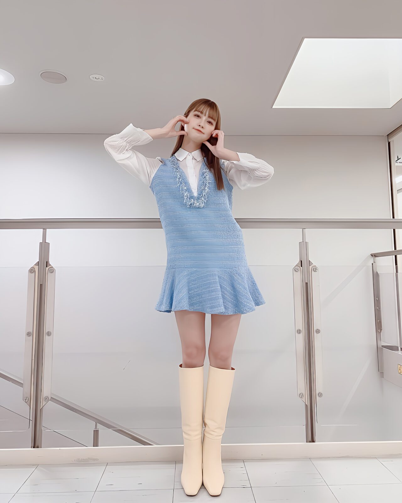 ロングブーツを履いた女性が立っている