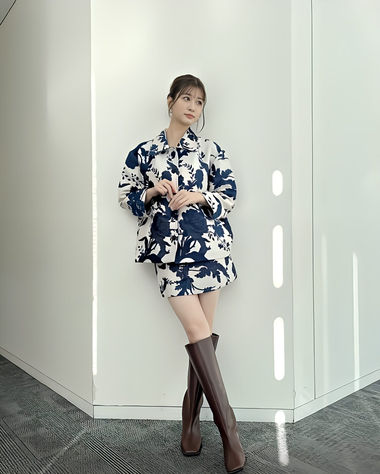 ロングブーツを履いた女性が立っている