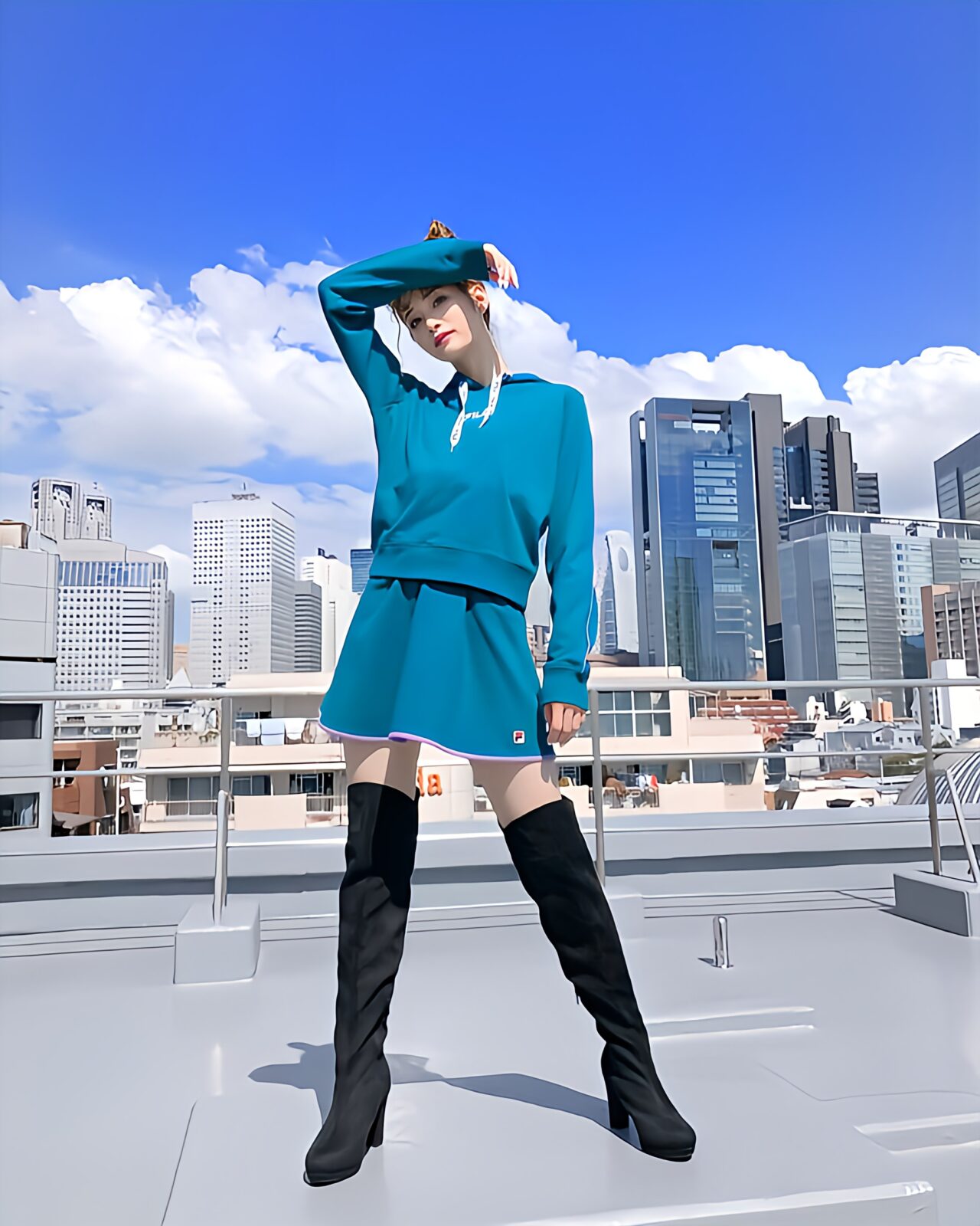 ニーハイブーツを履いた女性が立っている