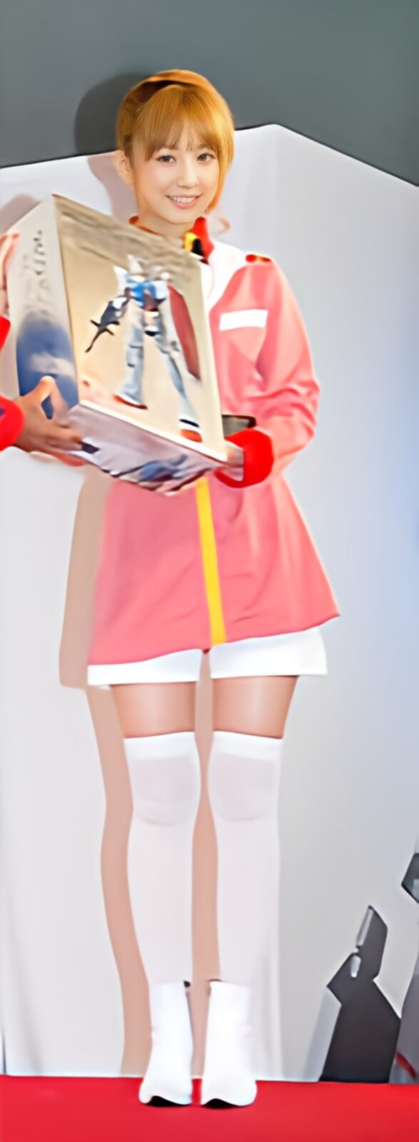 ニーハイソックスを履いた女性が立っている