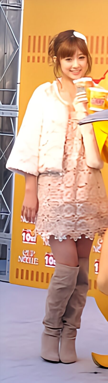ニーハイブーツを履いた女性が立っている