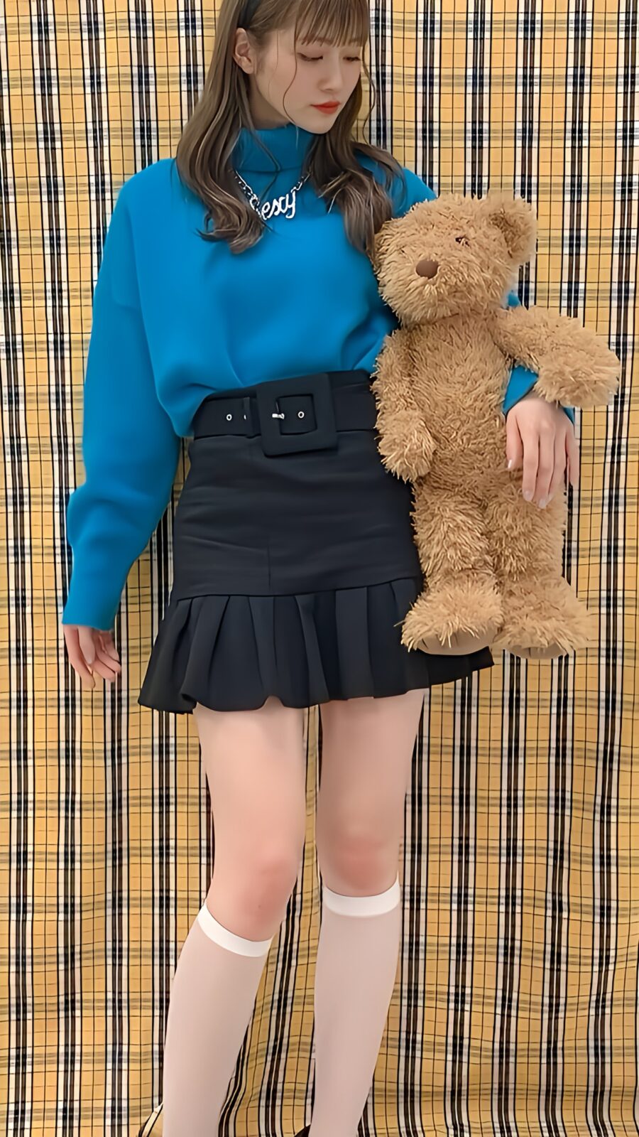 ハイソックスを履いた女性が立っている