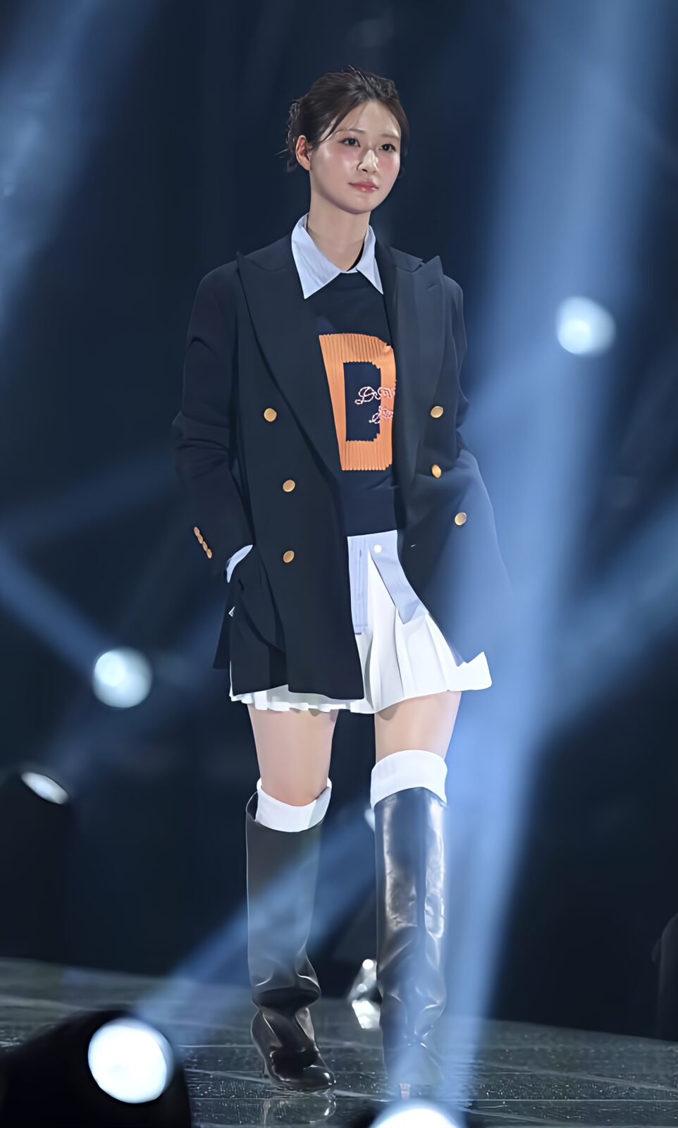 女性が歩いてる
