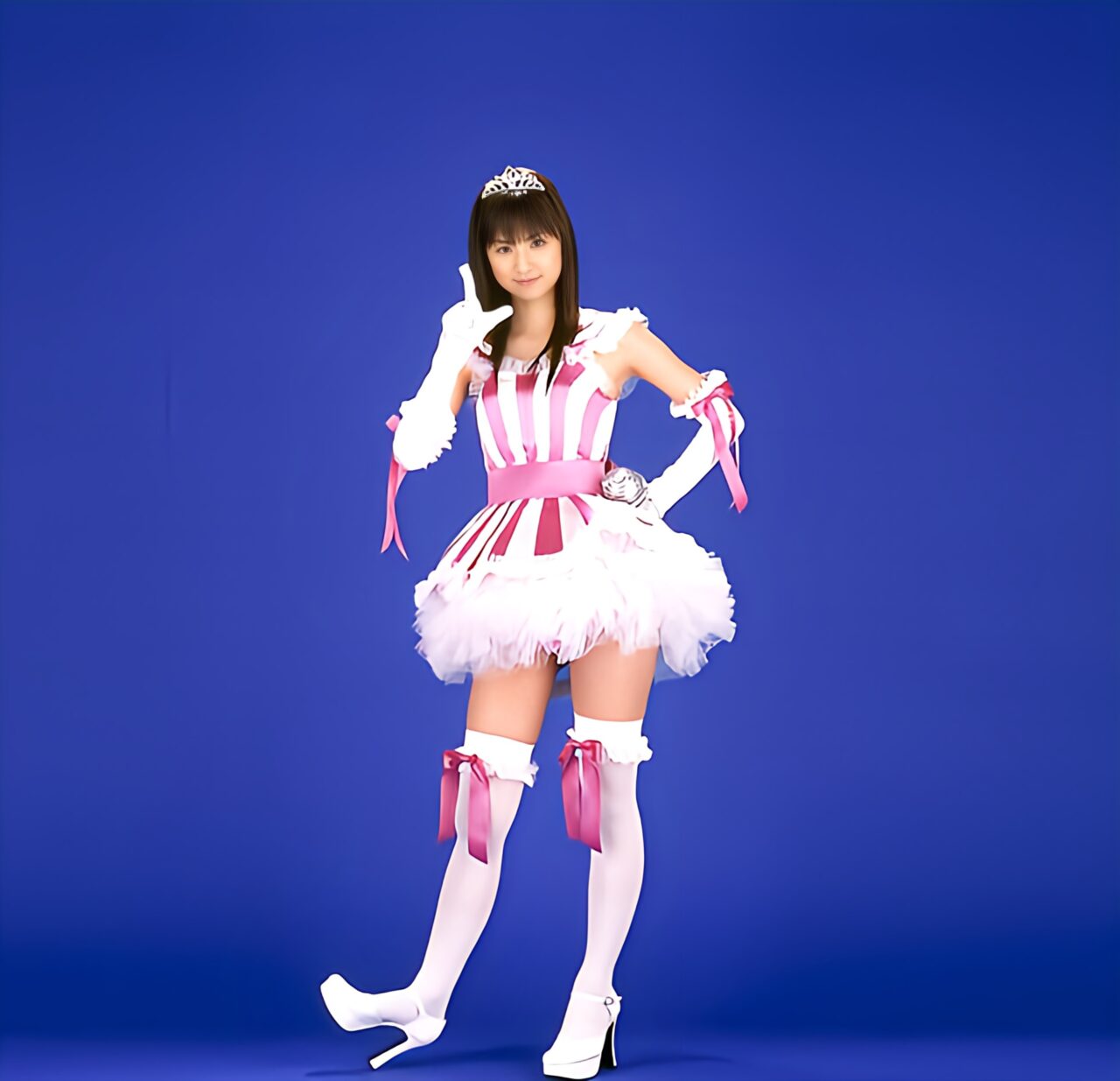 ニーハイソックスを履いた女性が立っている