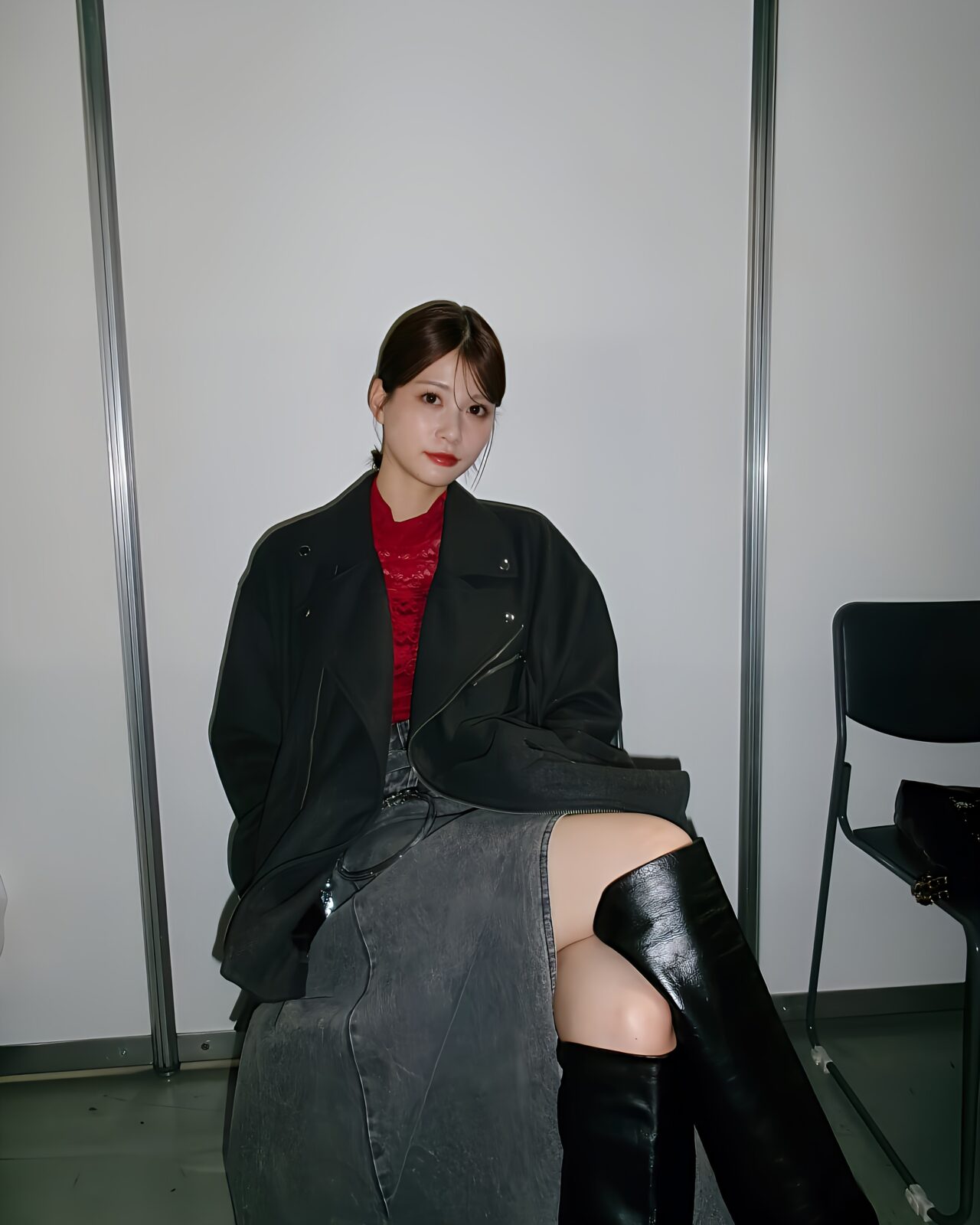 足を組んでいる女性